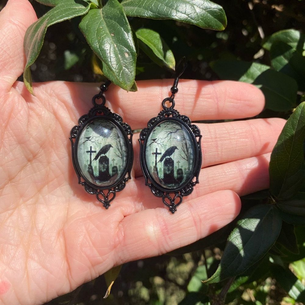 Gothic Vintage InspiredāBlack Raven Earrings with beautiful scrolling NWT - Picture 3 of 3